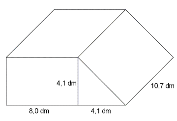 Figuren består av et rett, firkantet prisme og et rett, trekantet prisme. Det firkantede prismet har lengde 10,7 dm, bredde 8,0 dm og høyde 4,1 dm. Sistnevnte er også lengden på både grunnlinja og høyden i trekanten i det trekantede prismet. Høyden til selve prismet er på 10,7 dm.